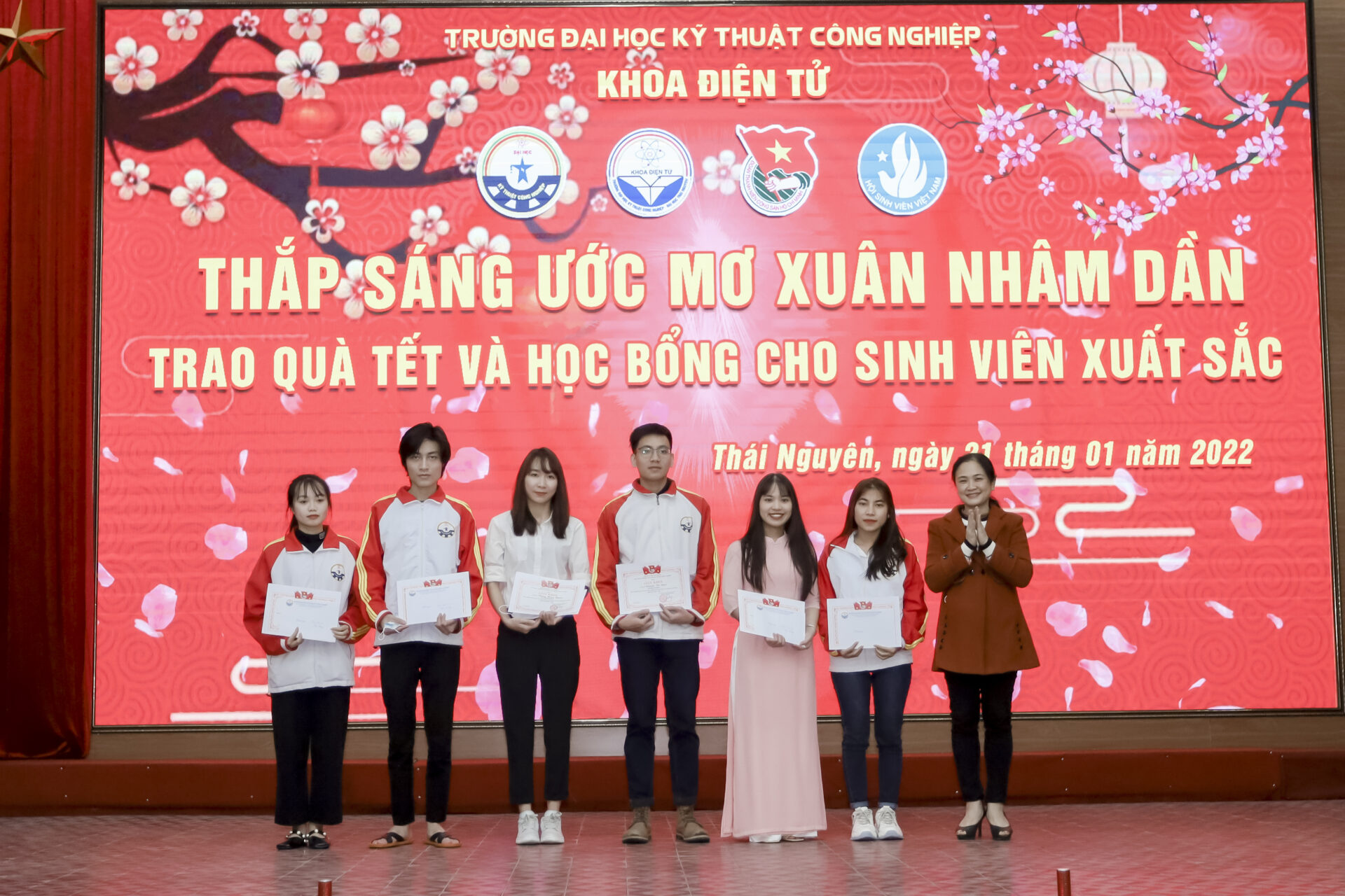 Cô Đoàn Thanh Hải, phó trưởng Khoa Điện tử trao các Giấy khen cho các sinh viên xuất sắc trong chương trình.