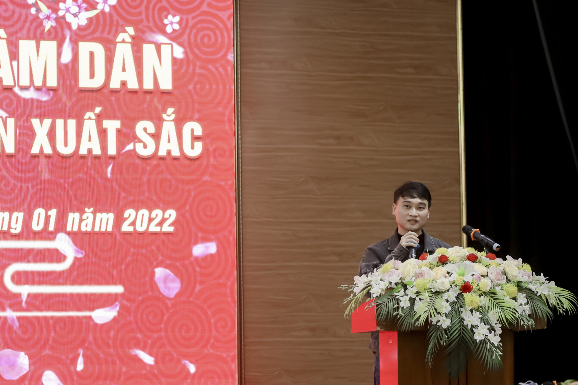 Cựu sinh viên Đỗ Trần Hoàn trao đổi tại chương trình